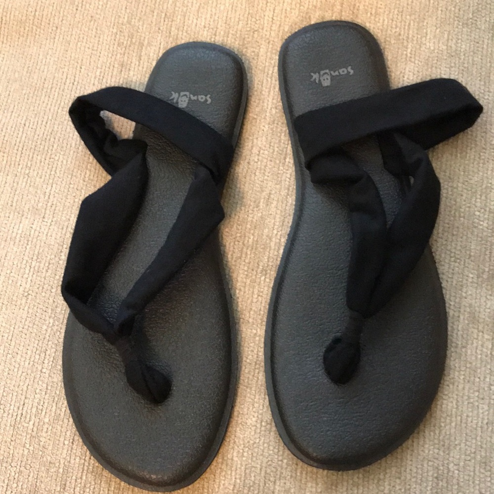 Sanuk black sling sandal